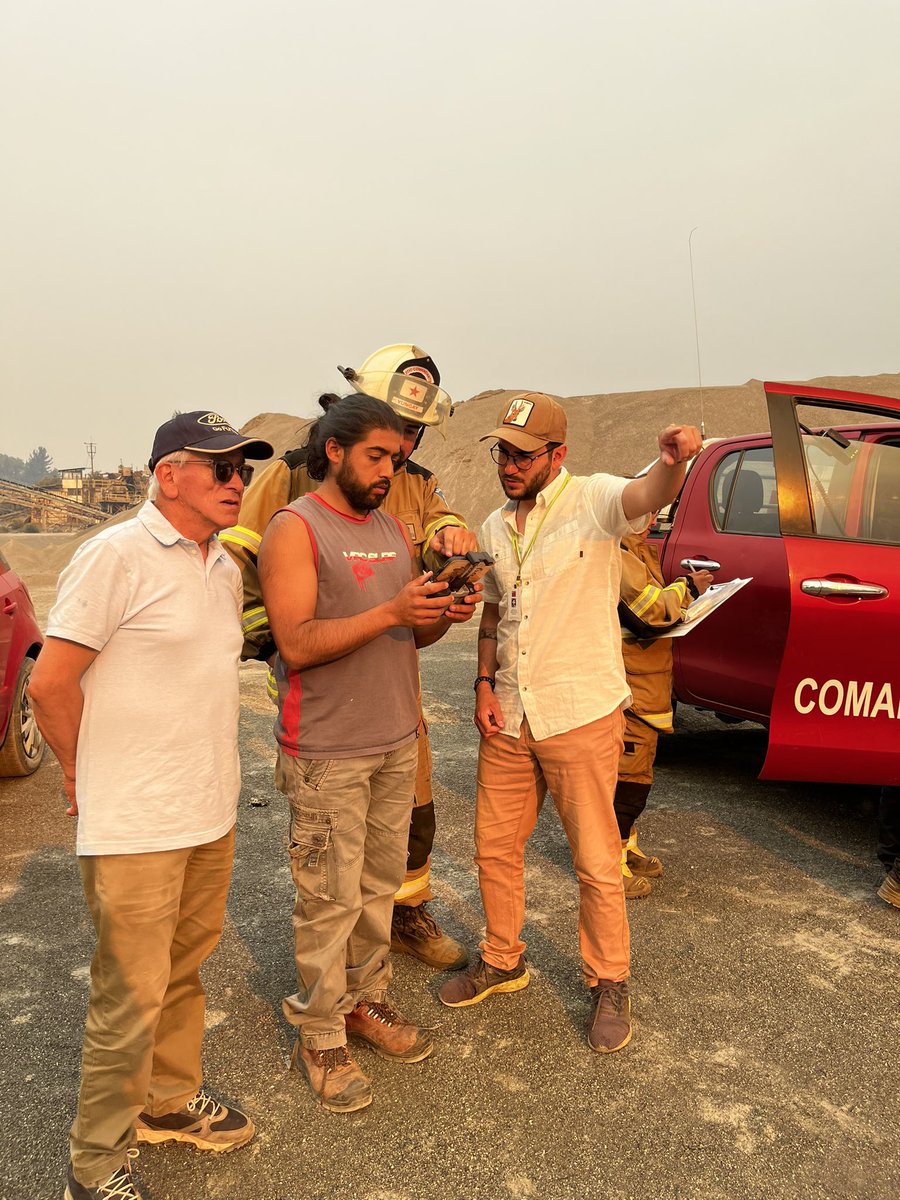 _MarioRivas's tweet photo. 📍Como Gobierno seguimos presentes en los territorios frente a la #EmergenciaEnNuble 

👉Hoy estuvimos desplegados en distintos sectores de #Yungay coordinando acciones junto con los equipos municipales prestando apoyo logístico a Bomberos. https://t.co/ctlfQNOYFU