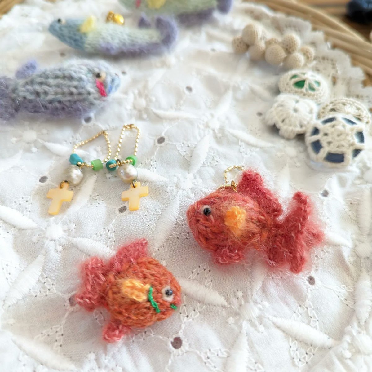keitoya_pompom's tweet photo. 金魚できました🧡
それと最近作っている小さいもの…
あーでも無いこーでも無いの時間が
楽しいです😊
#あみぐるみ #amigurumi #button #crochetbutton #crochet #ボタンのあみくるみ #レースボタン #金魚 #メダカ #チャーム #小さいものたち https://t.co/PC5D99reRh