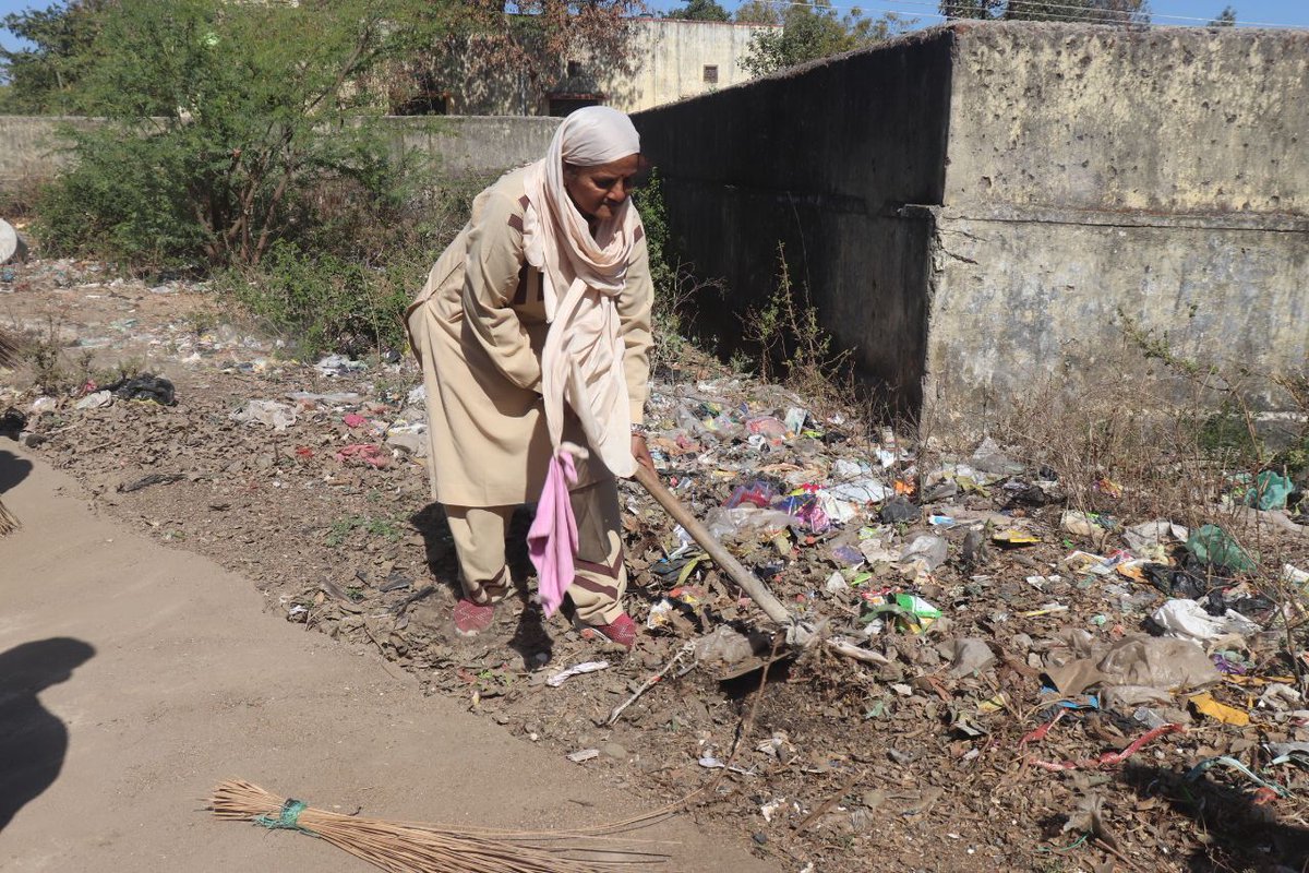 POOJAMAVI11's tweet photo. #SafaiAbhiyanAtRajasthan
#WeekendInRajasthan
#GiftOfCleanliness
#IAmACleanlinessWarrior
#CleanRajasthan
#CleanlinessCampaign
#BabaRamRahim
#SaintDrGurmeetRamRahimSinghJi
#RamRahim
#SaintDrMSGInsan
#DeraSachaSauda https://t.co/LxqRNKzZMN