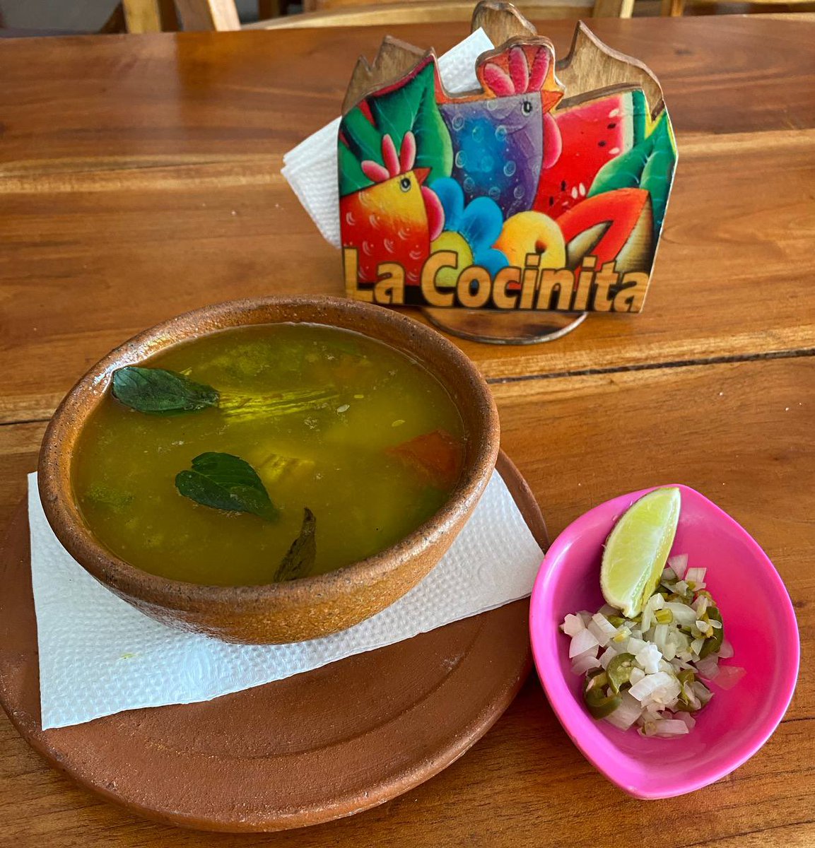 FersPocasangre's tweet photo. Hola banda de sivar les quería dejar el negoció de mi familia, no es por ser de nosotros pero me encula nuestra sopa de gallina 

Nos pueden encontrar en ig y fb, somos La Cocinita de Mi Pueblo

Agradezco sus me gusta y retweet 🥺🤙🏼 https://t.co/vJIUyPL6NI
