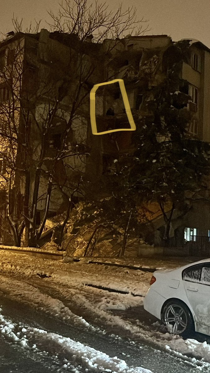 mstfylcnnn's tweet photo. Şehitkamil’de Okan Towers binası karşısında binanın yarısı çöktü,görüntüdeki teyze bir Demir parçasına tutunmuş halde yardım bekliyor, başka kişilerde var
@AFADBaskanlik @Gaziantepbeledi  @gul_davut @FatmaSahin  @gantepvaliligi @GaziantepBeld  #DEPREMOLDU #deprem #Gaziantep https://t.co/Jisz8wxXEp