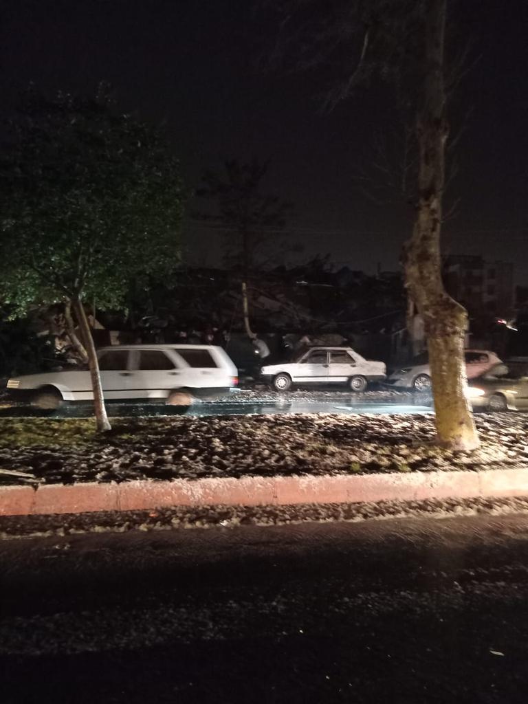 Kahramanmaraş Hünkar düğün salonu caprazi teyzem ve üç kuzenimin kaldigi bine komple çökmüş haber alamıyoruz nolur yardım edin bina yok ortada #DEPREMOLDU