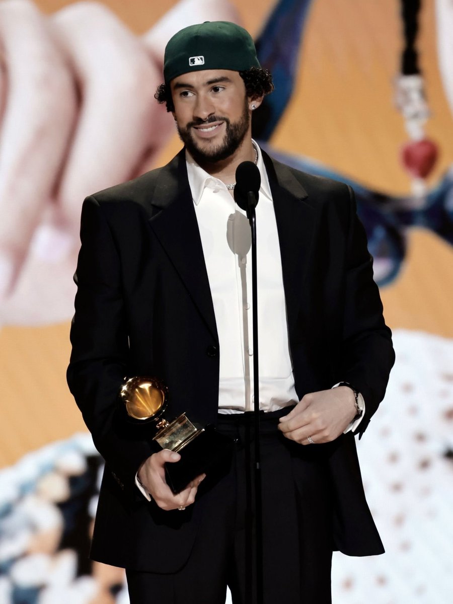 notgwendalupe's tweet image. bad bunny is so sexy