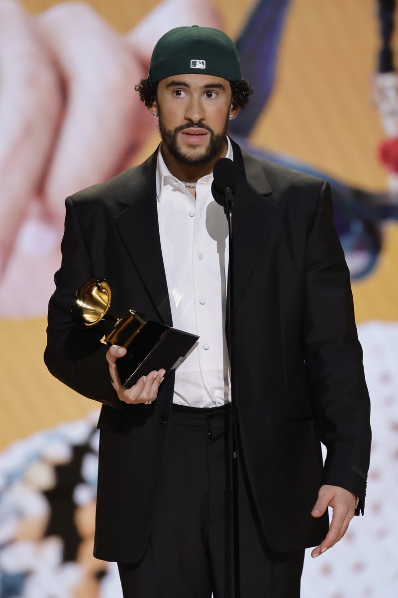 notgwendalupe's tweet image. bad bunny is so sexy