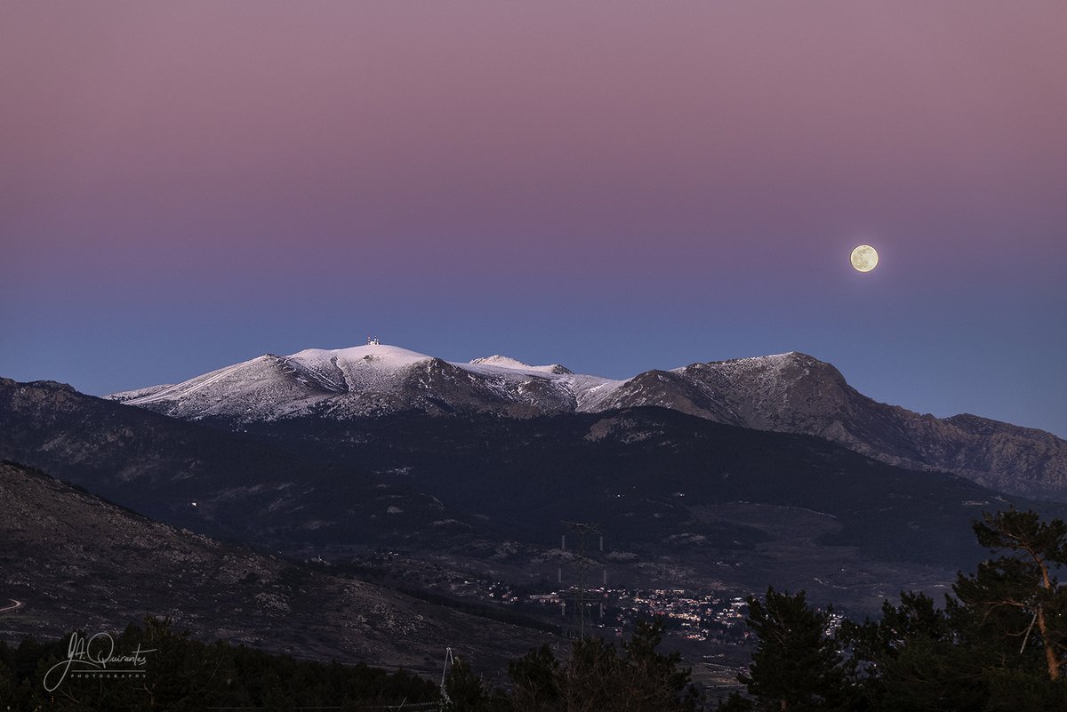 JoseAQuirantes's tweet photo. Algunas fotos más de la sesión de esta tarde a la Luna llena saliendo por La Maliciosa, 2227m,  desde el Alto de el León, 1511 m. En ellas se ve parte del arco anticrepuscular, con el Cinturón de Venús en color rosa y la sombra de la Tierra en azul. Mientras, Madrid al fondo. https://t.co/JAoTBLgnoK