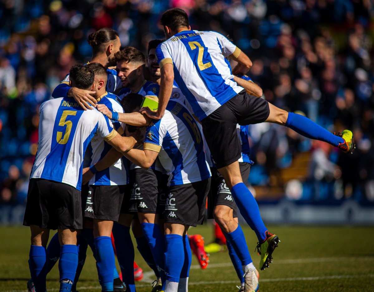 RogerRiera_'s tweet photo. Seguimos juntos. Seguimos trabajando ⚽️💙🤍
@cfhercules https://t.co/JvGTUbez51