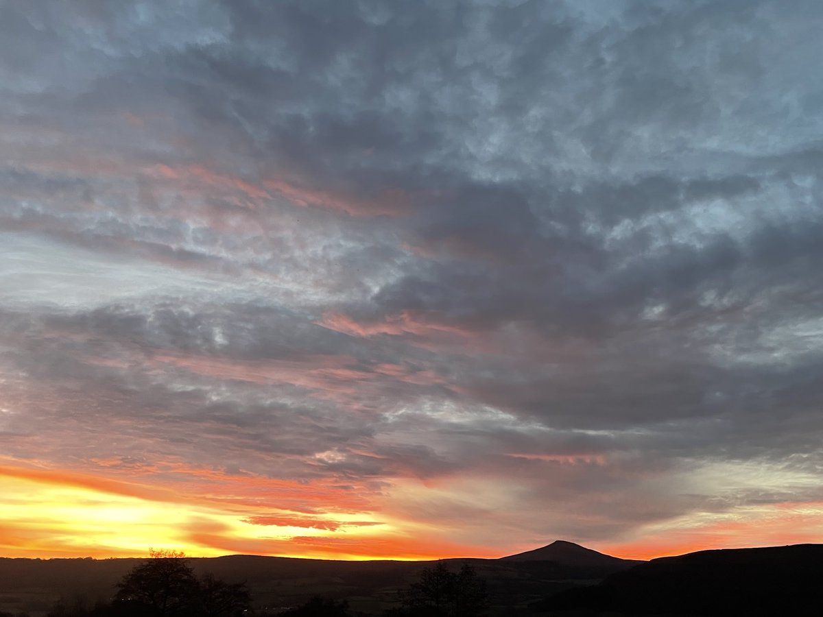 route46ebikehi1's tweet photo. #Sunset over the #Sugarloaf #Abergavenny #BreconBeacons #theblackmountains #Monmouthshire #Crickhowell #Gilwern #Govilon #Llanfoist #Powys #Wales #visitwales @visit_mon https://t.co/Q89ZyS7caV