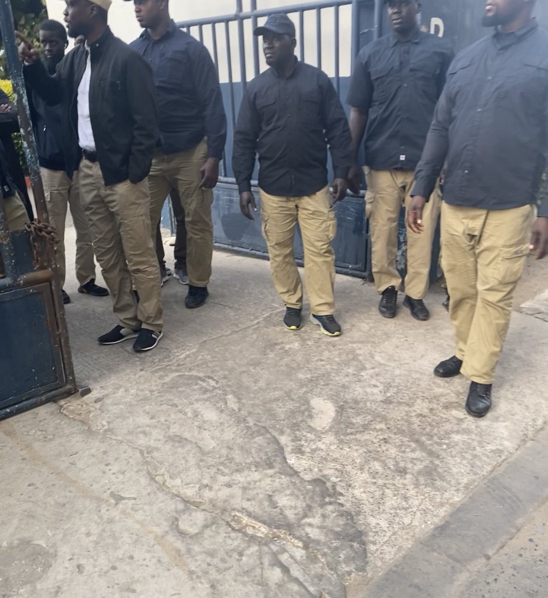 SonkoOfficiel's tweet photo. Accompagné de quelques responsables du parti, je me suis rendu aux brigades de gendarmerie de la foire, de Ouakam et de Thiong pour m'enquérir de la situation des jeunes patriotes qui y sont arbitrairement détenus depuis le 2 février, https://t.co/0LNfdkppTN