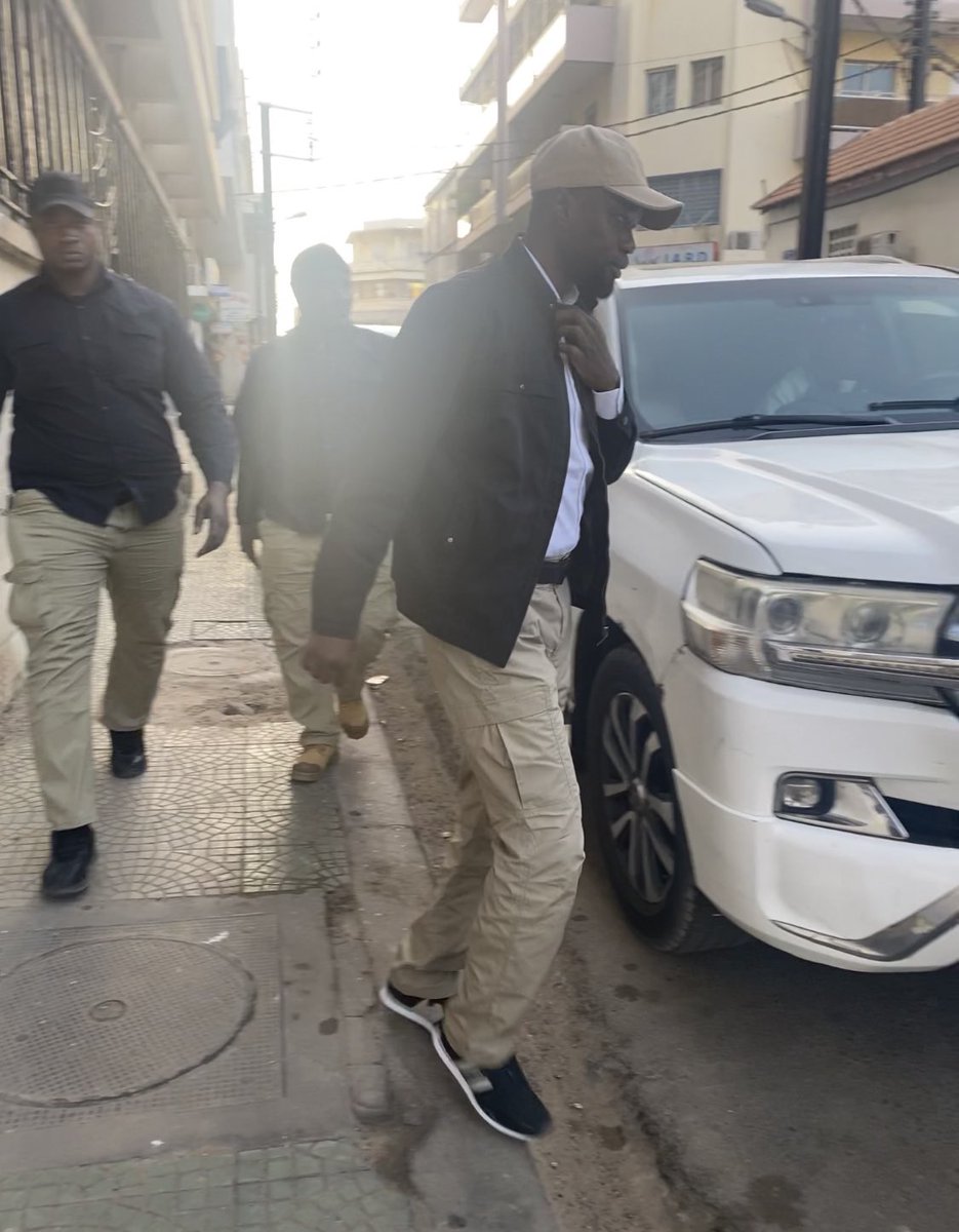 SonkoOfficiel's tweet photo. Accompagné de quelques responsables du parti, je me suis rendu aux brigades de gendarmerie de la foire, de Ouakam et de Thiong pour m'enquérir de la situation des jeunes patriotes qui y sont arbitrairement détenus depuis le 2 février, https://t.co/0LNfdkppTN