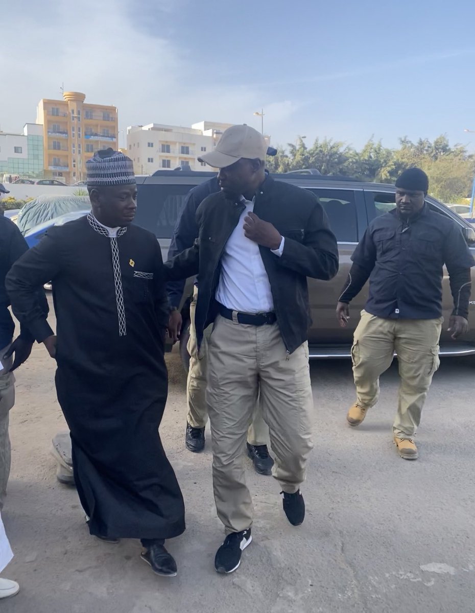 SonkoOfficiel's tweet photo. Accompagné de quelques responsables du parti, je me suis rendu aux brigades de gendarmerie de la foire, de Ouakam et de Thiong pour m'enquérir de la situation des jeunes patriotes qui y sont arbitrairement détenus depuis le 2 février, https://t.co/0LNfdkppTN