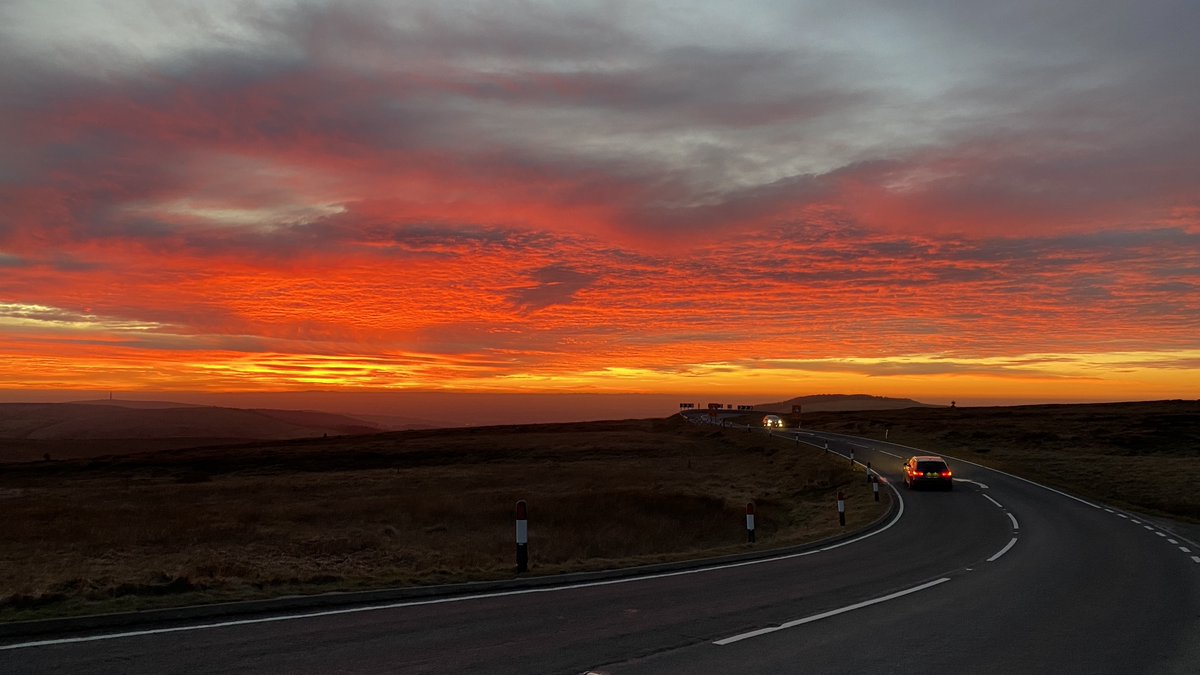 STFC007's tweet photo. @dollyfreckle Great sunset also in the Peak District earlier. https://t.co/bydTTtTZe2