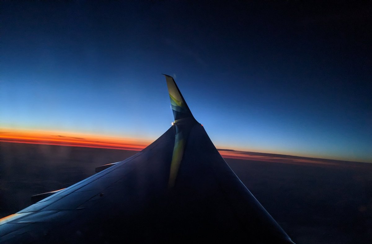 Caught a stunner of a #Sunset last night on <a href="/AlaskaAir/">Alaska Airlines</a> flight home from <a href="/gohawaii/">Hawaii</a>.
✈️ 🌇
#WenDoesHawaii 
#SundaySunsets #Sunsets #Sunrise #SundayFeeling #SundayFunday #BestDayOnTwitter 
<a href="/MadHattersNYC/">Mad Hatters NYC</a> <a href="/RoarLoudTravel/">RoarLoud</a> <a href="/_sundaysunsets_/">SundaySunsets</a>