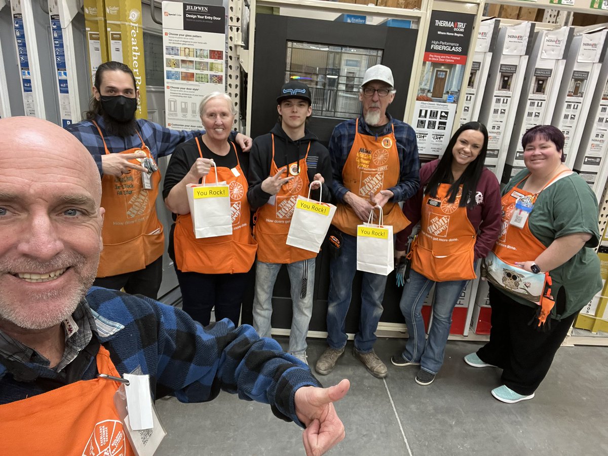 WingetRyan4422's tweet photo. S/O to our associates of the universe! Love celebrating our D29,D70,and D30 associates! They are truly amazing! Great job team, we appreciate you!#PacNorthProud #DrivingD53 #Unstoppable4422 https://t.co/itZH2FUR4Q