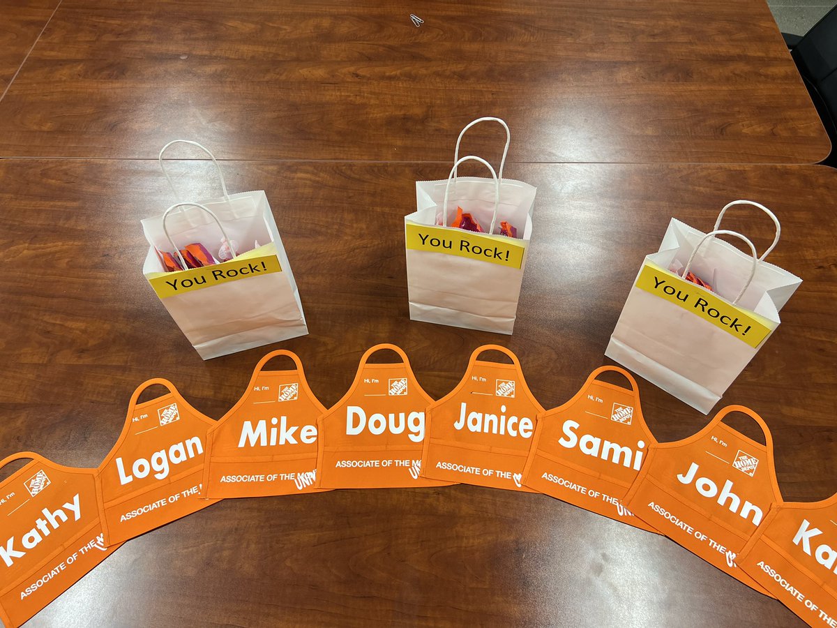 WingetRyan4422's tweet photo. S/O to our associates of the universe! Love celebrating our D29,D70,and D30 associates! They are truly amazing! Great job team, we appreciate you!#PacNorthProud #DrivingD53 #Unstoppable4422 https://t.co/itZH2FUR4Q