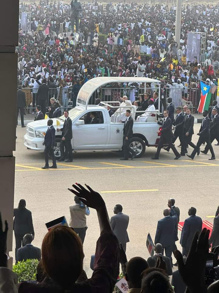 AlfredYouhanis's tweet photo. Thanks you so much His Holiness Pope Francis for visiting South Sudan , we are very happy for your Historical peace mission to South Sudan , May Almighty God  Bless you always 🙏🙏 @Pontifex , South Sudanese people love you . https://t.co/vR1NGecGKW