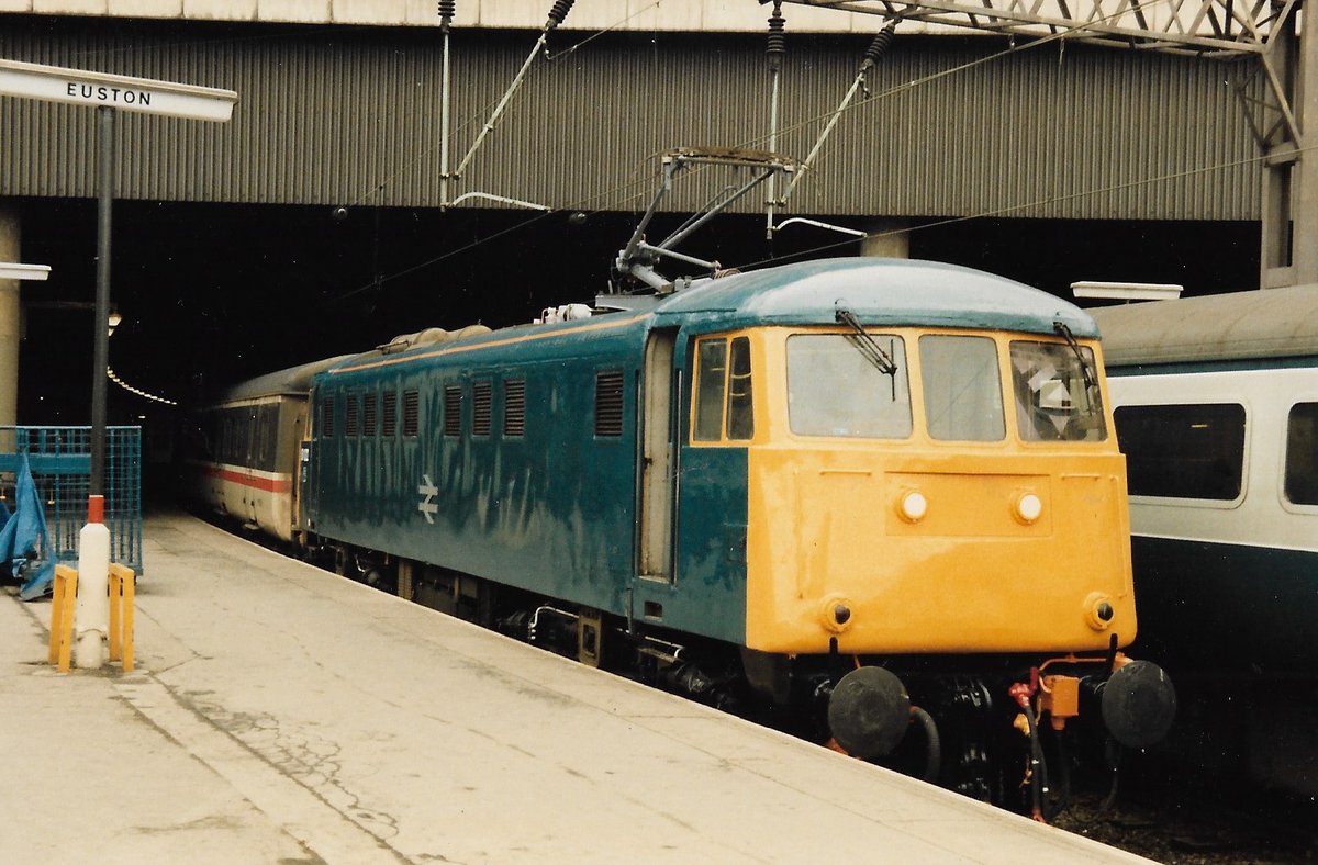 SalopianLyne's tweet photo. London Euston station 21st February 1987
British Rail Class 81 electric loco 81022 awaits departure, BR Blue livery looking very smart but despite this the Roarer would be withdrawn 5 months later
#BritishRail #Class81 #trainspotting #BRBlue #London #Euston #Electric π€ https://t.co/6FNWUF7S6A