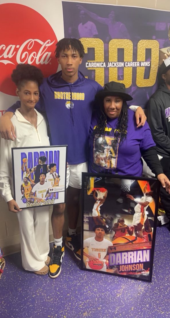 Darrian1Johnson's tweet photo. Senior Night W. https://t.co/eXkqzStjHg