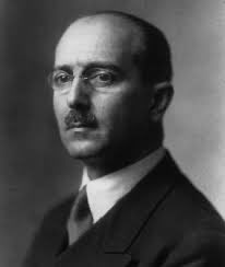 JMAlvaradoA's tweet photo. Hayek habla sobre Kelsen (https://t.co/kOzFjmFfVZ) min 13:24 y ss. Fue su profesor. En muchas partes de la obra de Hayek se ven simpatías con algunas tesis de Kelsen. Aquí vemos una crítica amable a su profesor https://t.co/OaPC9HhF6Q