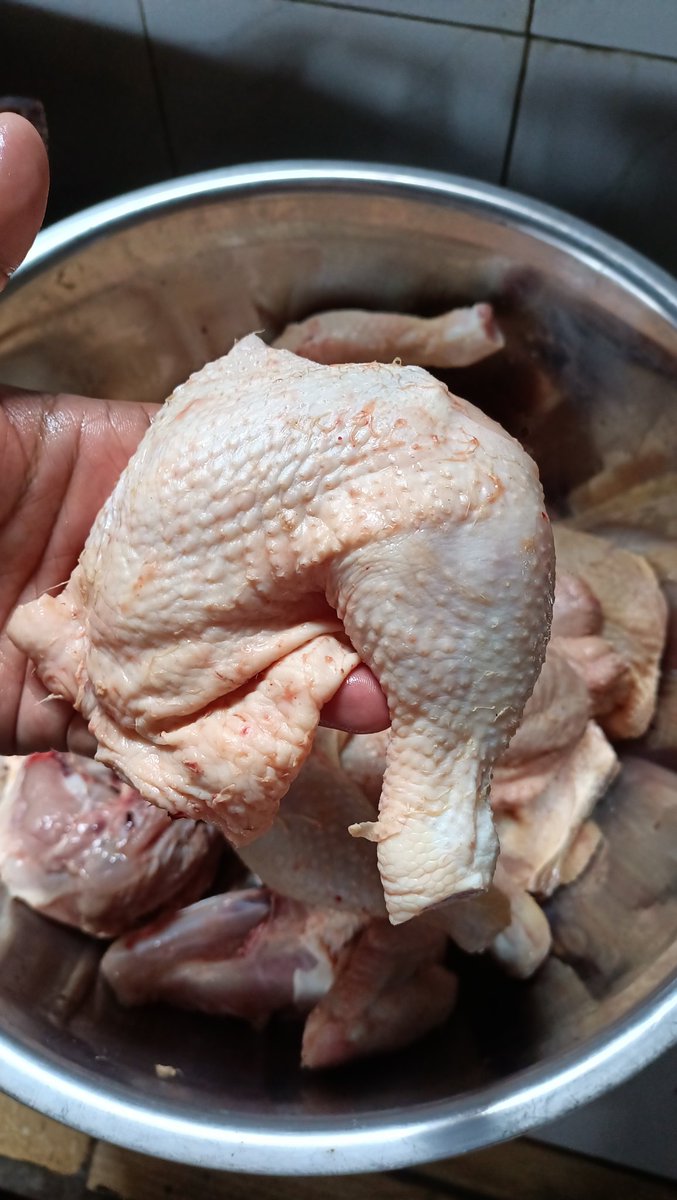 azispramuraya's tweet photo. Pernah coba nyuruh tukang ayam yg potongin, kulitnya hancur terus lepasan kemana mana. Makanya aku potong ayam sendiri https://t.co/Zbi87Runzo