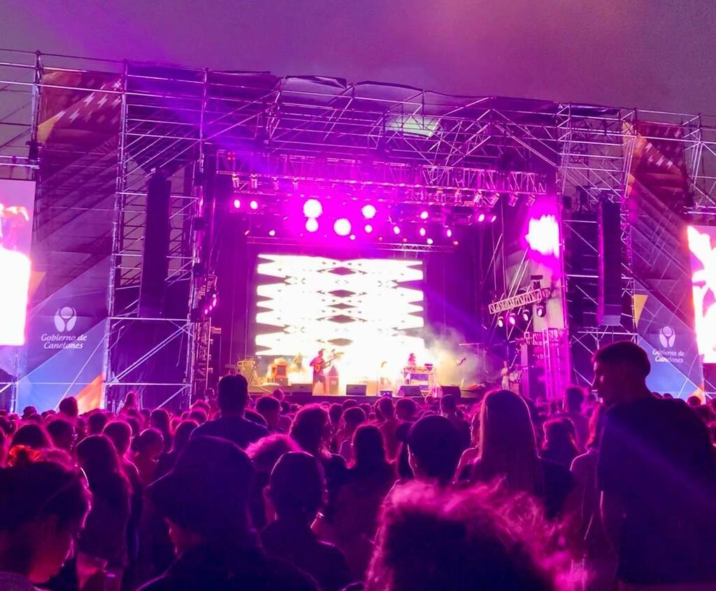 Empezó el 2023 para el #BIENOMALWORLDTOUR de <a href="/trueno/">K Trueno</a> en Canelones, Uruguay y tuve el honor de sumarme a tremenda crew.
Pasamos un diluvio pero no pudo pararnos. Al otro día salió el sol y nos la cobramos frente a 20.000 personas. 
Gracias @santiagocompia… instagr.am/p/CoS8L7gPkbq/