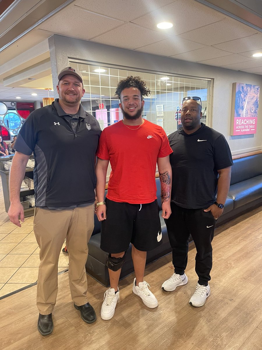 Tyronenewman71's tweet photo. Thank you @CoachCadron and @CoachBD77 for visiting with me! @SRSUFootball https://t.co/59lxdjSFhe