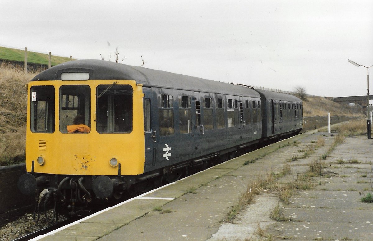 SalopianLyne's tweet photo. Denton station 5th March 1988
The 12:39 Stockport to Stalybridge service departs formed of Newton Heath depot's Class 104 2-car DMU set 53465+53499
Deserted bleak platform & empty train.....
#BritishRail #Class104 #DMU #BRBlue #Denton #Stalybridge #Stockport #BRCW #Manchester 🤓 https://t.co/TnxqY9m6Ax