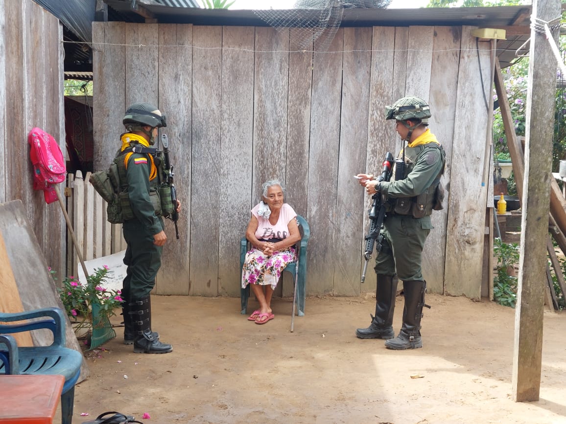 PoliciaArauca's tweet photo. El Grupo de Carabineros de @PoliciaArauca a través de sus unidades de #UBICAR adelanta campaña de acercamiento a la comunidad la vereda Filipinas del municipio de #Arauquita, escuchando sus requerimientos y brindando acompañamiento.
#DiosYPatria #EsUnHonorSerPolicia https://t.co/KmGLHAy1x6
