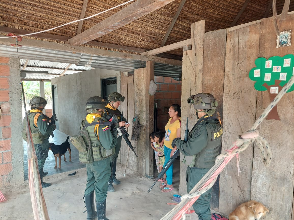 PoliciaArauca's tweet photo. El Grupo de Carabineros de @PoliciaArauca a través de sus unidades de #UBICAR adelanta campaña de acercamiento a la comunidad la vereda Filipinas del municipio de #Arauquita, escuchando sus requerimientos y brindando acompañamiento.
#DiosYPatria #EsUnHonorSerPolicia https://t.co/KmGLHAy1x6