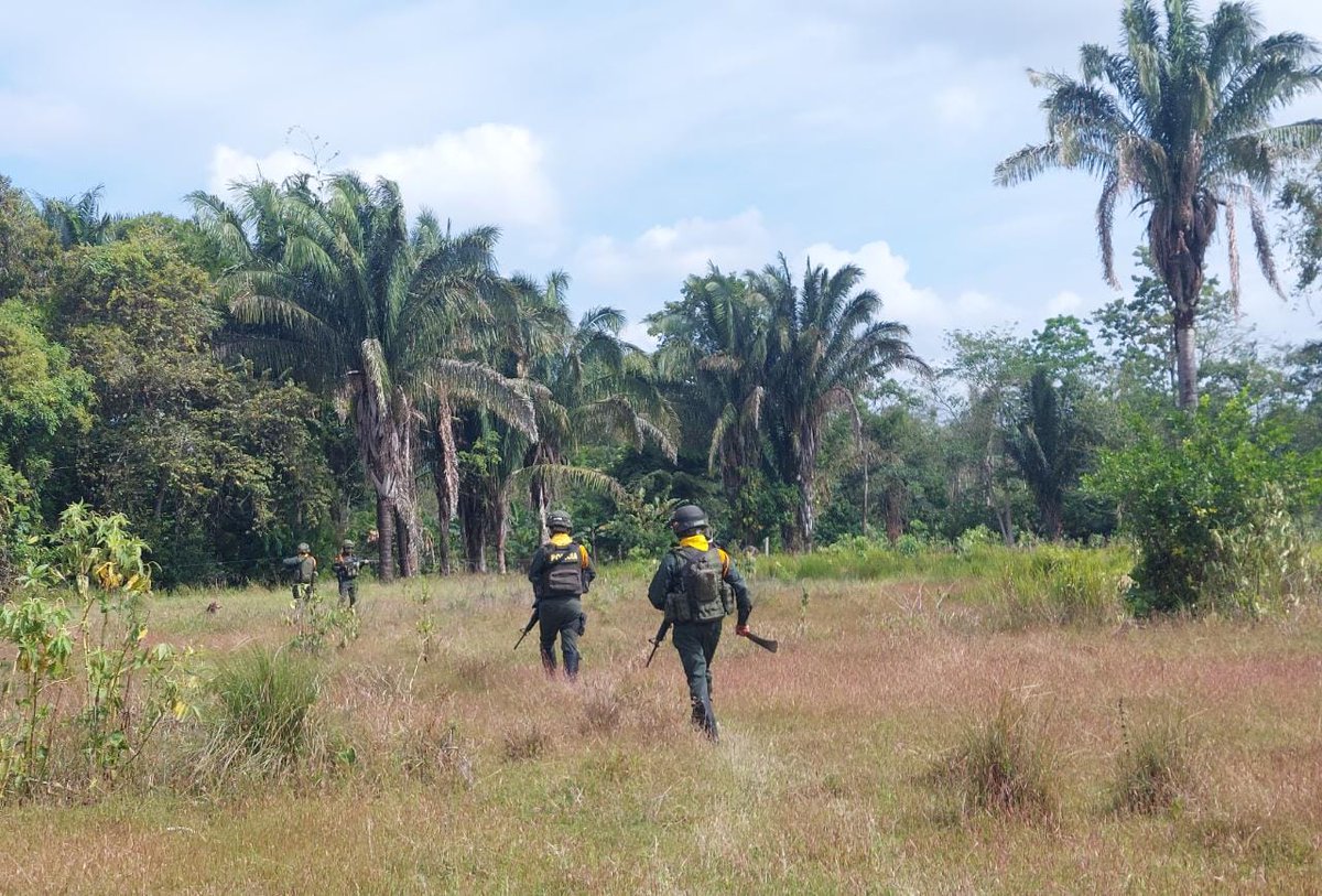 PoliciaArauca's tweet photo. El Grupo de Carabineros de @PoliciaArauca a través de sus unidades de #UBICAR adelanta campaña de acercamiento a la comunidad la vereda Filipinas del municipio de #Arauquita, escuchando sus requerimientos y brindando acompañamiento.
#DiosYPatria #EsUnHonorSerPolicia https://t.co/KmGLHAy1x6