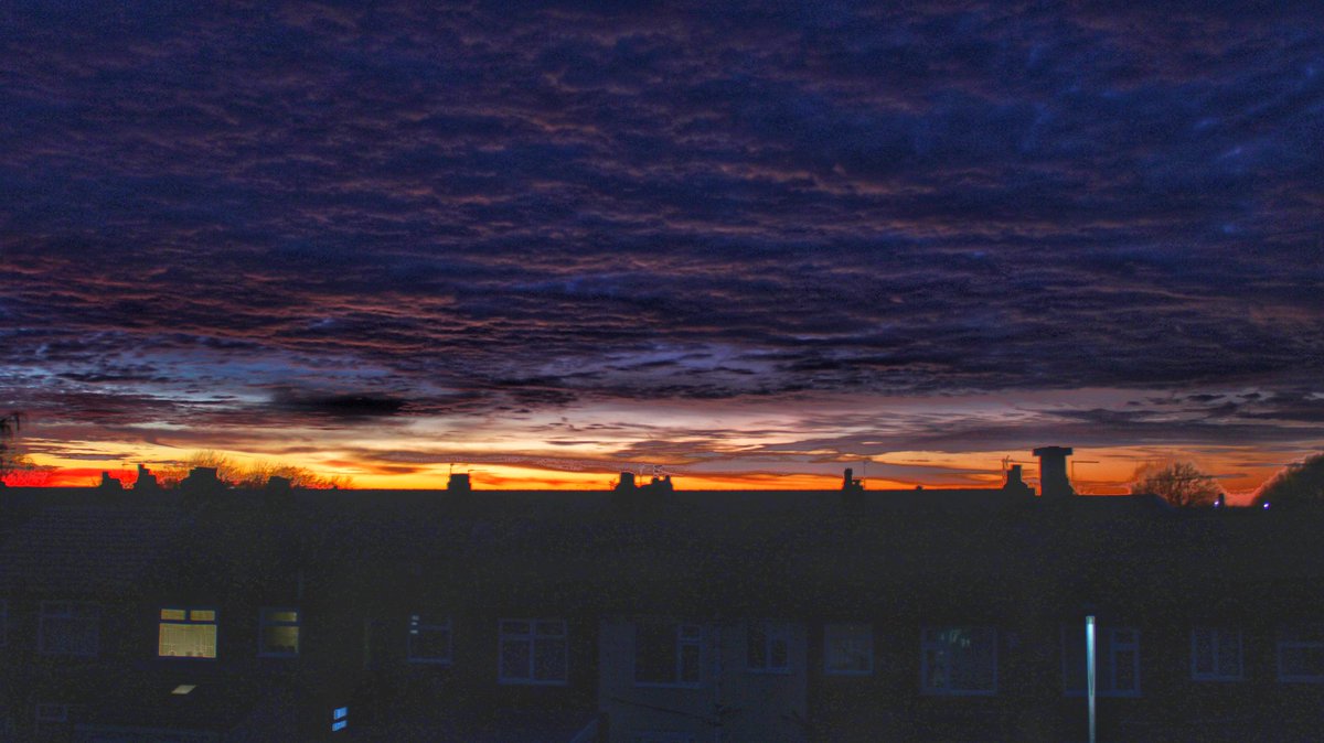 A Warrington sunset over the rooftops. Taken with a Samsung Galaxy Z Fold3 mobile.  #sunset #clouds #sky #colours #Warrington #Cheshire #Weather #mobilephotography #uksunsets #UKWeather