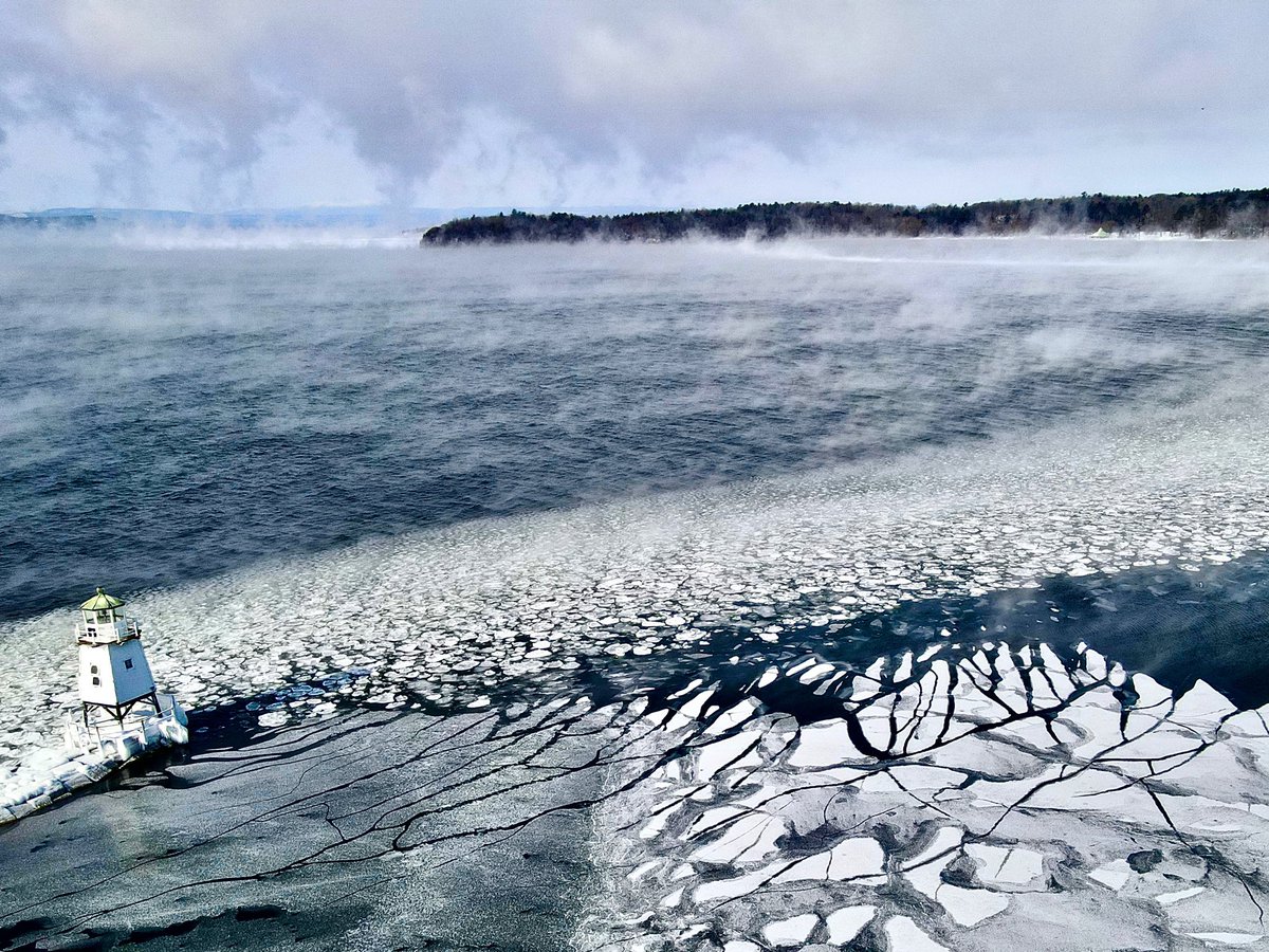 edcolemangolf's tweet photo. Thankfully it was brief. It will, none the less, remain memorable. 🥶💨🌪️
.
#vt #vermont #polarvortex #bittercold #steamdevil #burlingtonvt #burlington #newengland https://t.co/C75wsx0jzO