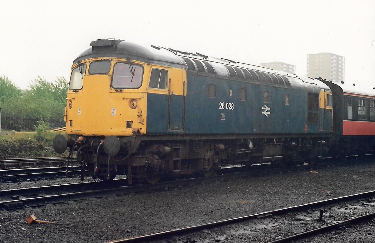 Glasgow Eastfield depot sidings 18th May 1989
British Rail Blue liveried Class 26 diesel loco 26028 coupled to some Class 107 Strathclyde PTE DMU stock in the Glaswegian mizzle
#BritishRail #Class26 #BRBlue #Glasgow #Eastfield #trainspotting #BRCW #Class107 🤓