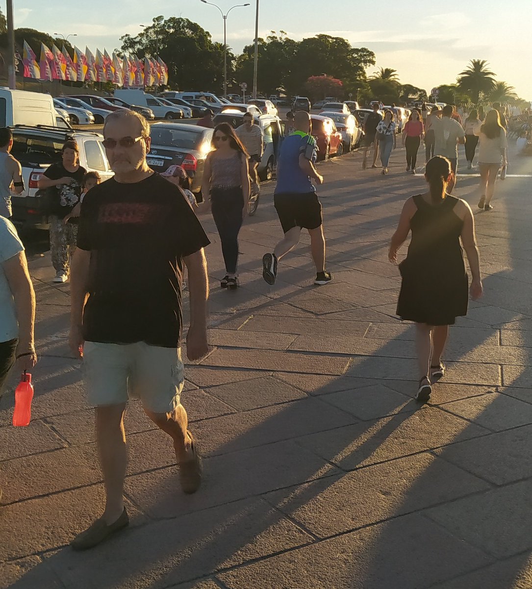 al_bici's tweet image. Es imposible de usar la """bicisenda""" provisoria que pintaron en la vereda de la rambla.
Mientras en la calle se le destina espacio para estacionar autos en la vereda estamos todos amontonados.
La solución es hacer una ciclovía segura por la calle.
@montevideoIM @CosseCarolina