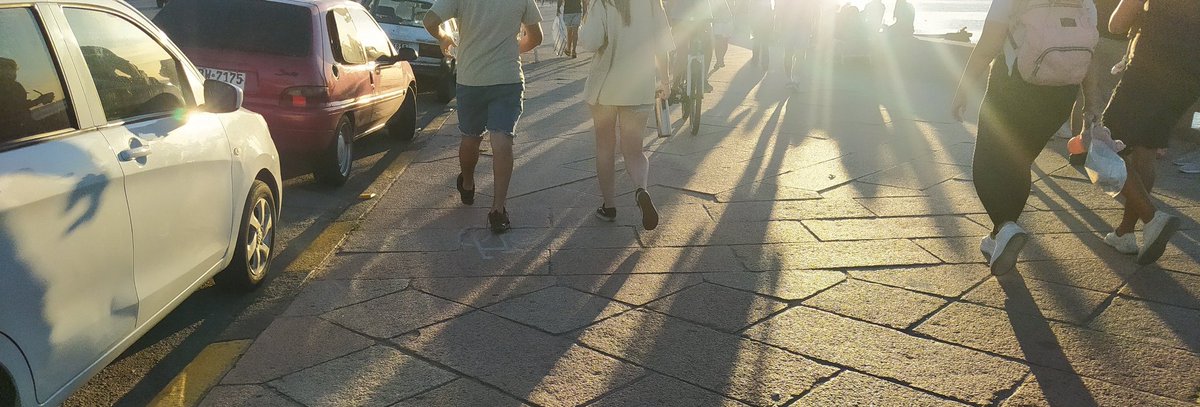 al_bici's tweet image. Es imposible de usar la """bicisenda""" provisoria que pintaron en la vereda de la rambla.
Mientras en la calle se le destina espacio para estacionar autos en la vereda estamos todos amontonados.
La solución es hacer una ciclovía segura por la calle.
@montevideoIM @CosseCarolina