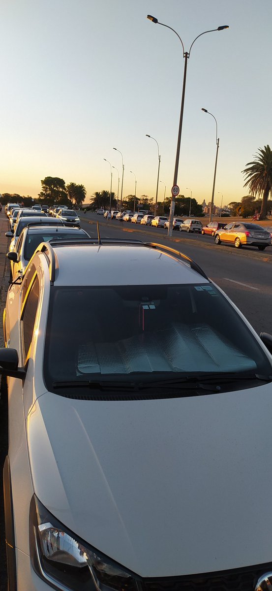 al_bici's tweet image. Es imposible de usar la """bicisenda""" provisoria que pintaron en la vereda de la rambla.
Mientras en la calle se le destina espacio para estacionar autos en la vereda estamos todos amontonados.
La solución es hacer una ciclovía segura por la calle.
@montevideoIM @CosseCarolina