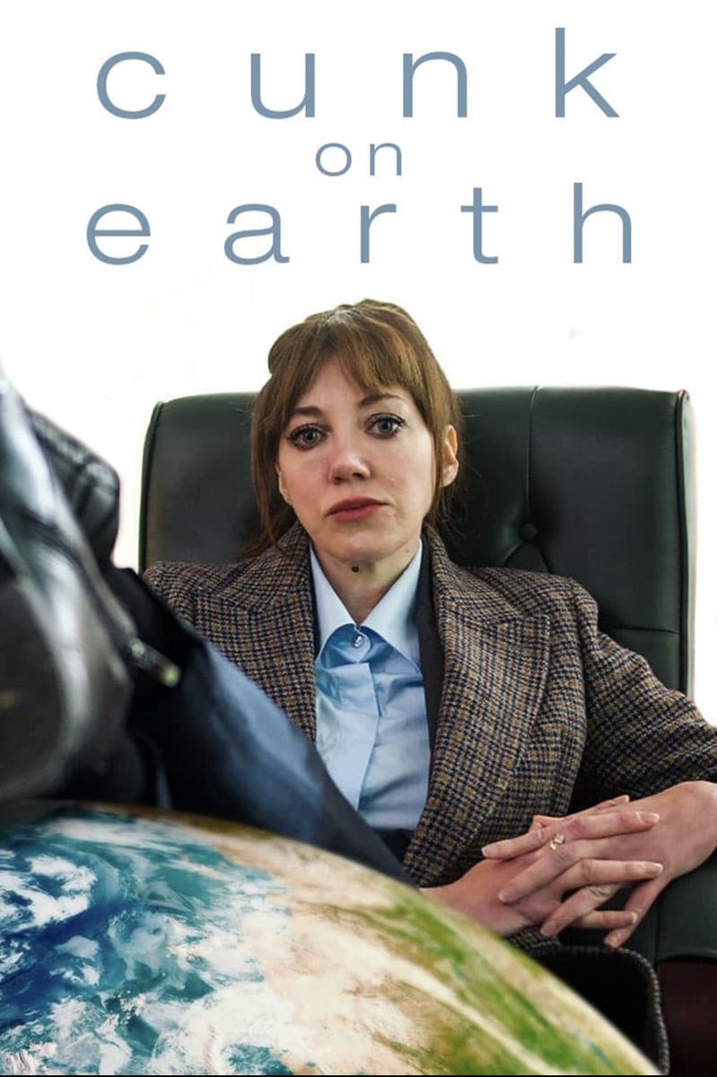 KKE_Voulas's tweet photo. Απο λάθος ξεκίνησα να βλέπω το “Cunk on Earth” με τη τιτανοτεραστια Νταιαν Μοργκαν στο ρόλο της αφηγήτριας ντοκυμαντέρ για την ανθρώπινη παρουσία στη Γη ανά τους αιώνες, με δεκάδες συνεντεύξεις με καθηγητές κλπ.
Στο πρώτο επεισόδιο έπεσα 10 φορές από το καναπέ από τα γέλια https://t.co/9aOSsrTKgz