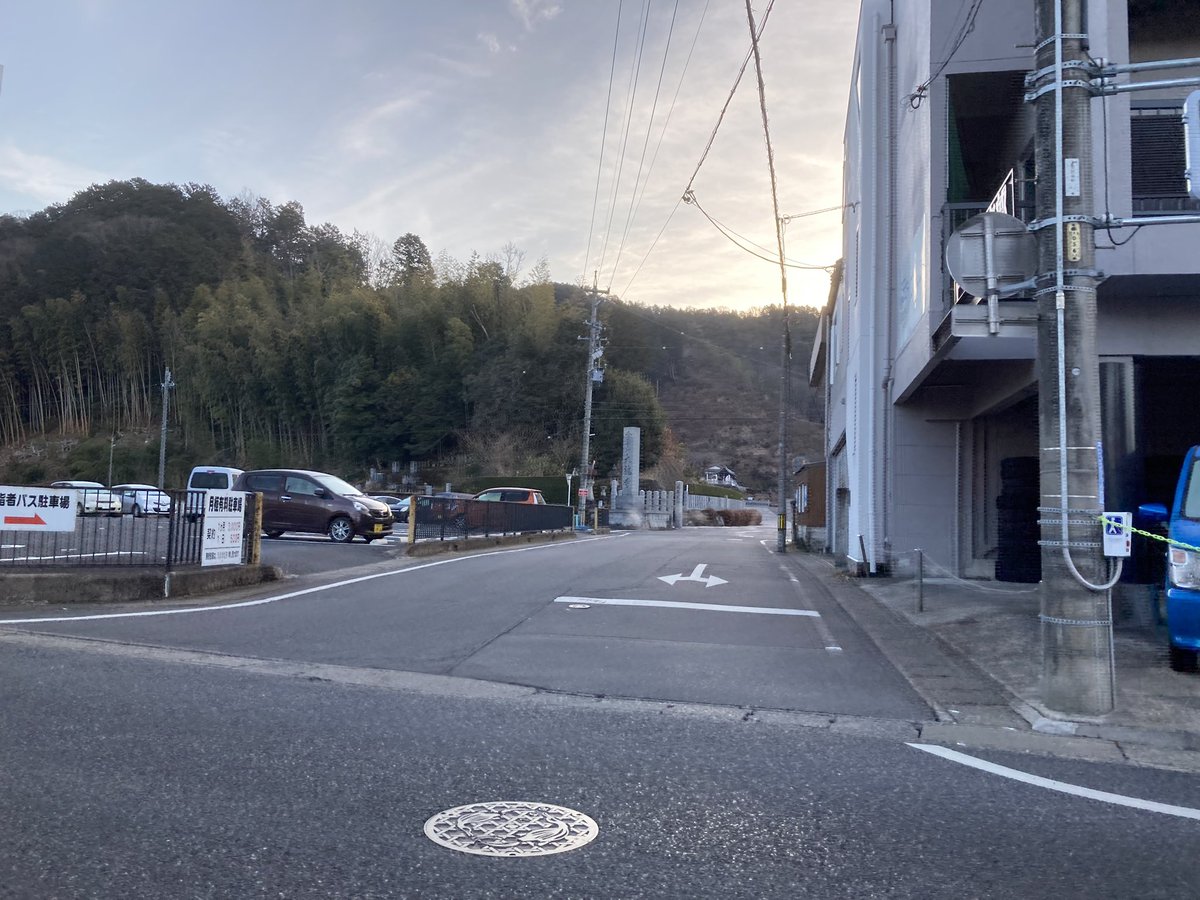 tanakakinzoku_s's tweet photo. 皆様おはようございます。

大龍寺というお寺に抜けていく道。

お寺や神社巡りは、嫁さんが御朱印帳に集めていくのが好きで、休みの日を使ってちょくちょく参拝してます。

結婚するまでは御朱印の存在すらあんまり認識してなかったな、日々勉強ですね！

一週間頑張りましょう！ https://t.co/59710ipIs9