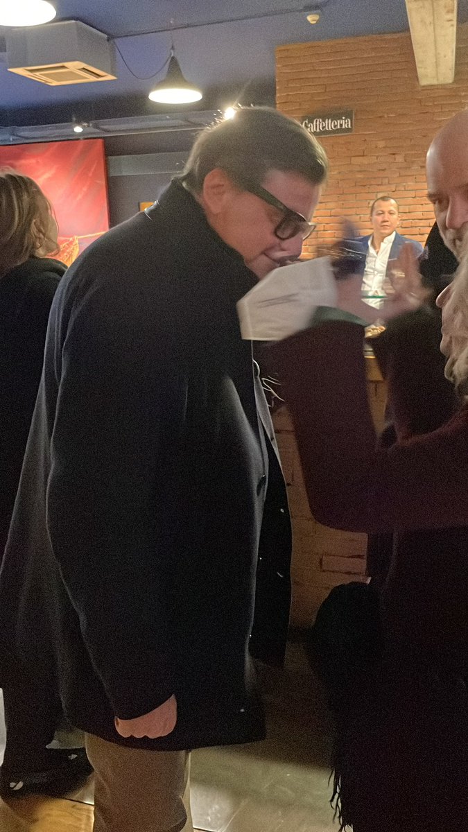l_farini's tweet photo. Due cose apprezzabili di @CarloCalenda: 1) dopo la presentazione della Moratti a Milano è uscito tranquillo a prendere un caffé nel foyer e disponibile a parlare con chiunque; 2) effettivamente ha un botto di giovani intorno https://t.co/qtIa6ZU34J