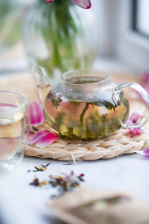 Teafobia's tweet photo. A glass teapot can be very entertaining when you throw in rolled loose-leaf tea pellets, but is it the best choice for you? Find out how to choose a teapot that should make your tea taste divine.
https://t.co/llVTUMayvr https://t.co/H4UMz6CoSs
