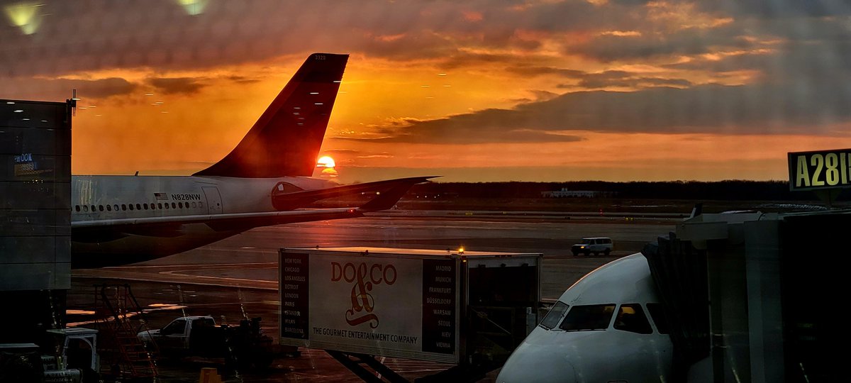 Missed my @delta connection by 4 minutes due to a de-icing delay, but I do get to see a stunning sunset while at the <a href="/DetroitAirport/">Detroit Metro</a> for 6 hours!