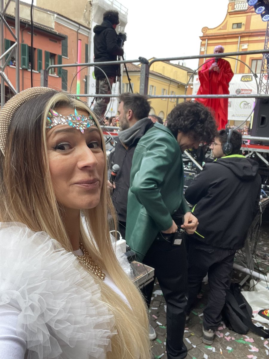 DjGiuliaRegain's tweet photo. Musica e Poesia con @MetaErmal 💚
Non mi avete fatto niente, non mi avete tolto niente
Questa è la mia vita che va avanti oltre tutto, oltre la gente
Non mi avete fatto niente, non avete avuto niente
Perché tutto va oltre le vostre inutili guerre
🥳 @CarnevaleCento
#MetaErmal https://t.co/0JX110KcqC