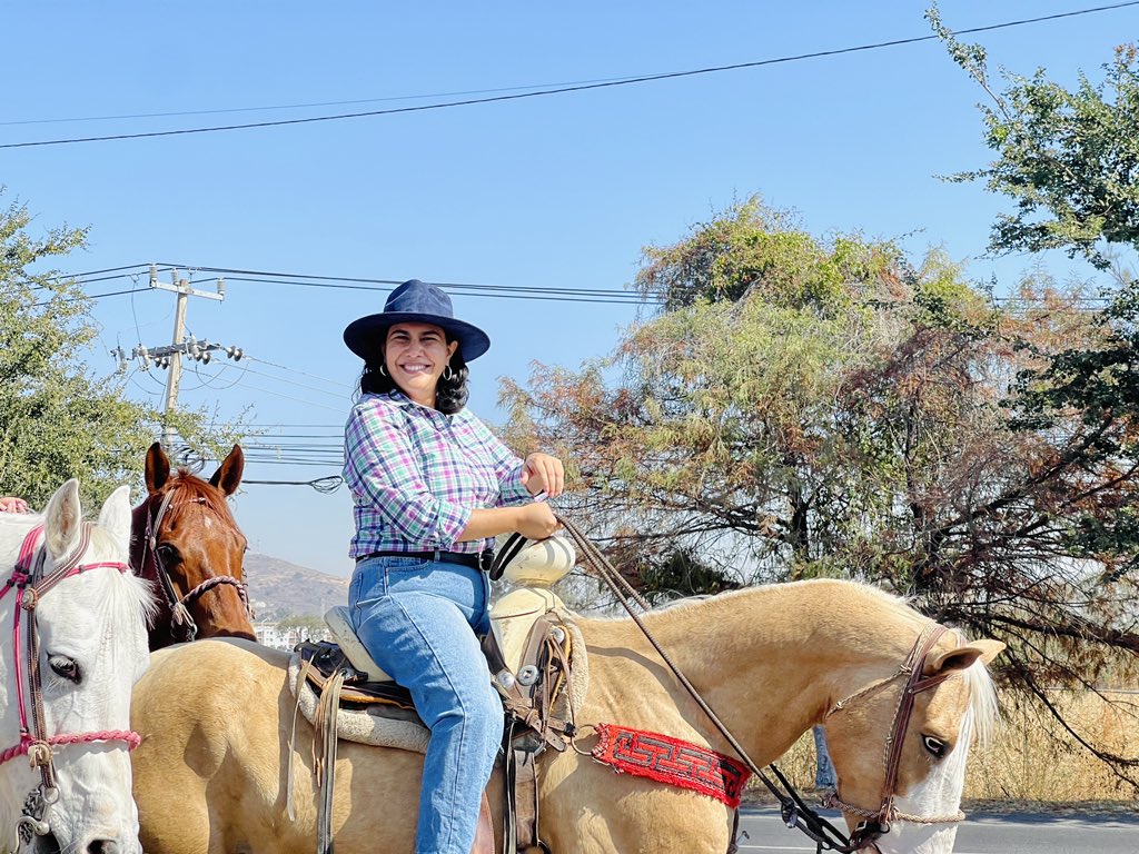 lolislopezjara's tweet photo. Mi querido amigo y alcalde @SalvadorZamoraZ me invitó a participar en el festival #Cabalgamos NuestraTierra 2023. 🐎🎶 Yo no sé mucho de caballos pero me animé a montar en compañía de grandes amigas y amigos. ¡Nos aventamos un buen recorrido hasta el Cerro de la bolita! ⛰️ https://t.co/Q24bjDbwkC