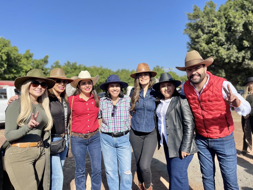 lolislopezjara's tweet photo. Mi querido amigo y alcalde @SalvadorZamoraZ me invitó a participar en el festival #Cabalgamos NuestraTierra 2023. 🐎🎶 Yo no sé mucho de caballos pero me animé a montar en compañía de grandes amigas y amigos. ¡Nos aventamos un buen recorrido hasta el Cerro de la bolita! ⛰️ https://t.co/Q24bjDbwkC