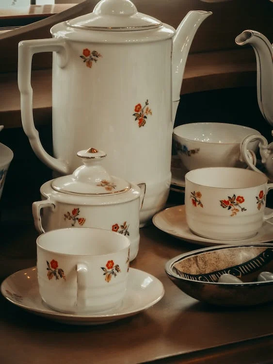 Teafobia's tweet photo. Everyone loves tea for the way it refreshes. It's all due to the caffeine, but isn't it bad for you? Some people say yes, some say no. https://t.co/oFbvr07fVR https://t.co/sCbRz0TZJA
