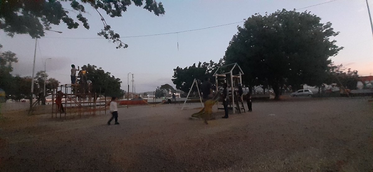 David_Padron's tweet photo. Sr. @AdolfoP_Oficial así como rehabilitaron el Aeropuerto Internacional Jacinto Lara, pudo haberle puesto un bombillito al parque y a la Plaza que están a un costado. Es un sitio bien concurrido por familias con sus niños por el parquecito y por mucha gente que hace ejercicios. https://t.co/UPnXW2vlo9