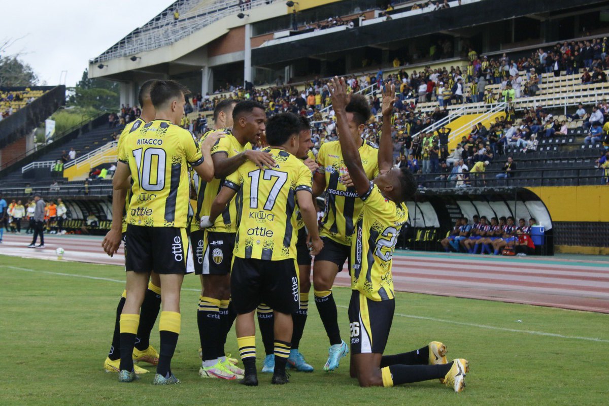 DvoTachira's tweet photo. [⏱️90+3'] | #TAC 3-0 #EDM | 🔚 ¡FINAAAAL en Pueblo Nuevo! Superioridad absoluta, fútbol alegre y GOLEADA para iniciar con buen pie, la temporada 2023 👏🏼 #VenezuelaEsFUTVE 🏆🇻🇪

#VamosTáchira 💛🖤 https://t.co/spOXUzqcgL
