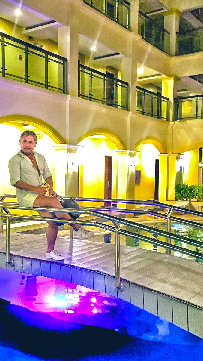 y_vor's tweet image. #happyweekendguys sana may makilalal ako na hot daddy