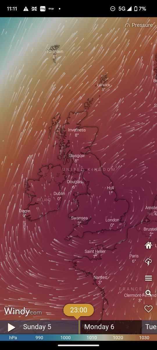 Davidjameswats8's tweet photo. Unbelievably high pressure....or for those who MET Nerds a large 'Anticylcone' has formed around the great British isles, 1013.2 mb is the atmospheric standard, however at this moment in time we are at 1045mb - only problem now will be the cold front that follows! https://t.co/daJ5se6k52