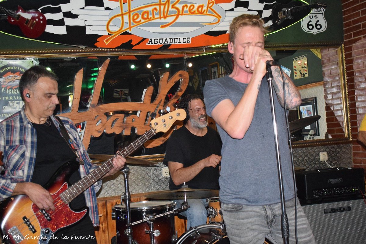 Resumen fotográfico de nuestro paso por @heartbreak_aguadulce en una noche redonda, gracias a Mamen y pareja por ser unos excelentes anfitriones y por ese pedazo de reducto para la música en vivo que es el Heartbreak, agradecidos a ese público y a Mª de Mar por las fotos.