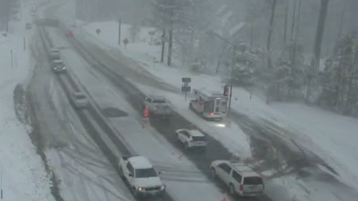 CaltransDist3's tweet image. HOLDING all traffic in both directions on Interstate 80 and eastbound State Route 20 in @nevadacityca due to whiteout conditions and multiple spinouts over Donner Summit. Chain controls on Highway 50.